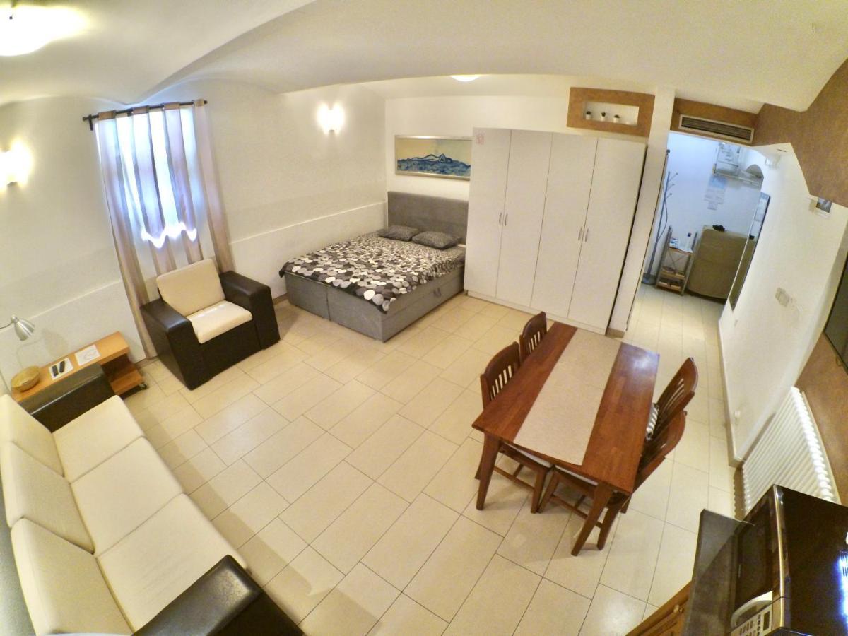 Carla Studio Apartment